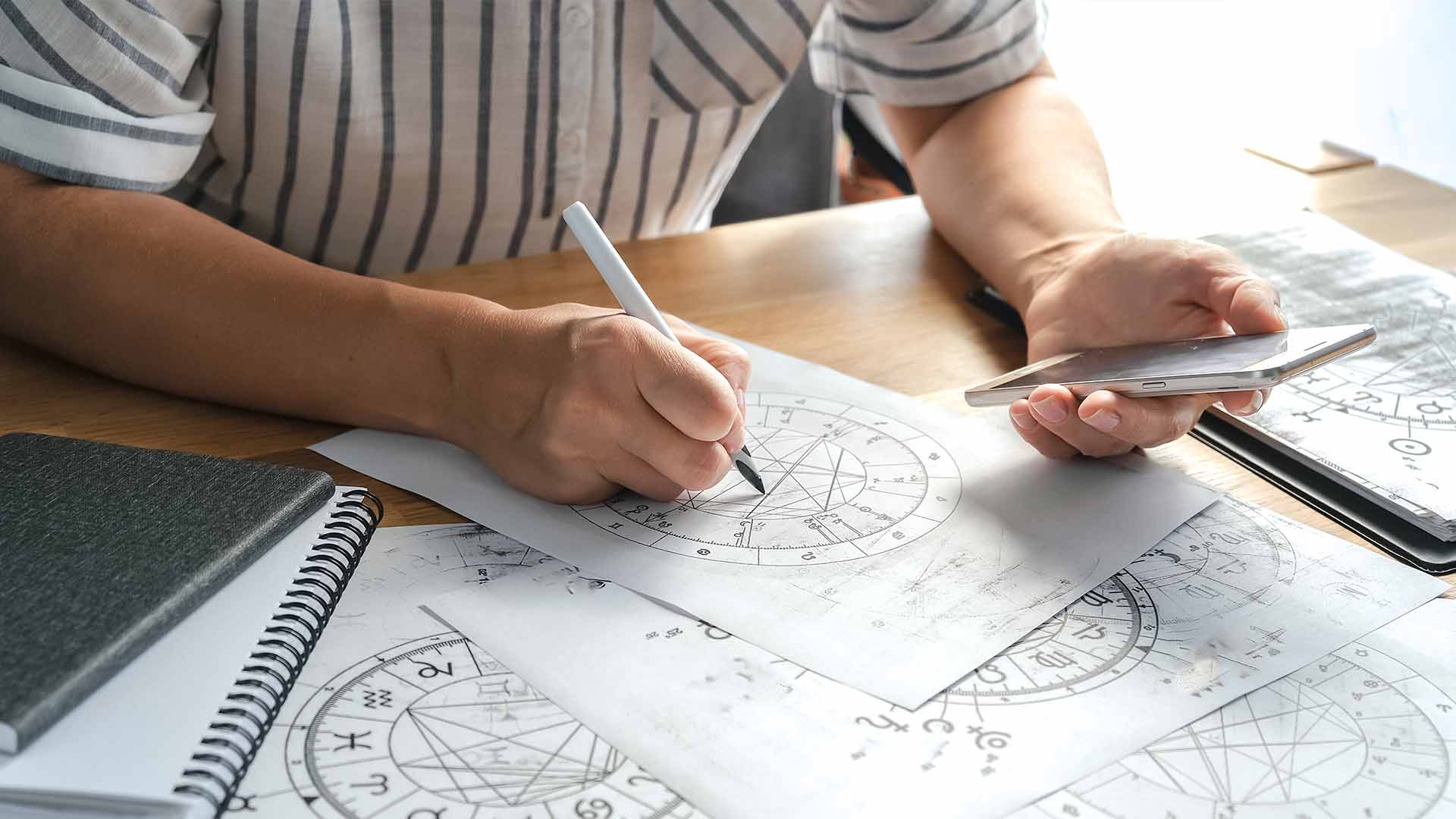 گوش در فال قهوه