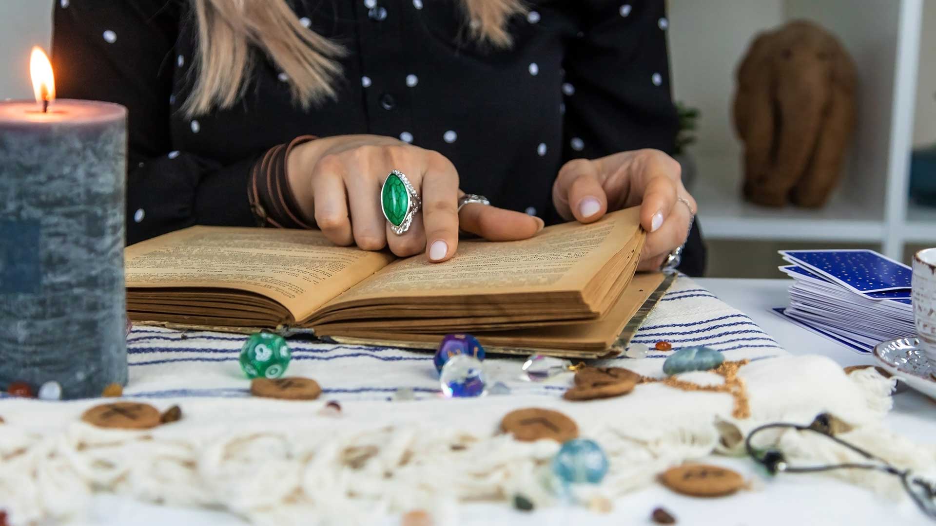 تفسیر انعکاسها و سایهها در قهوهخوانی