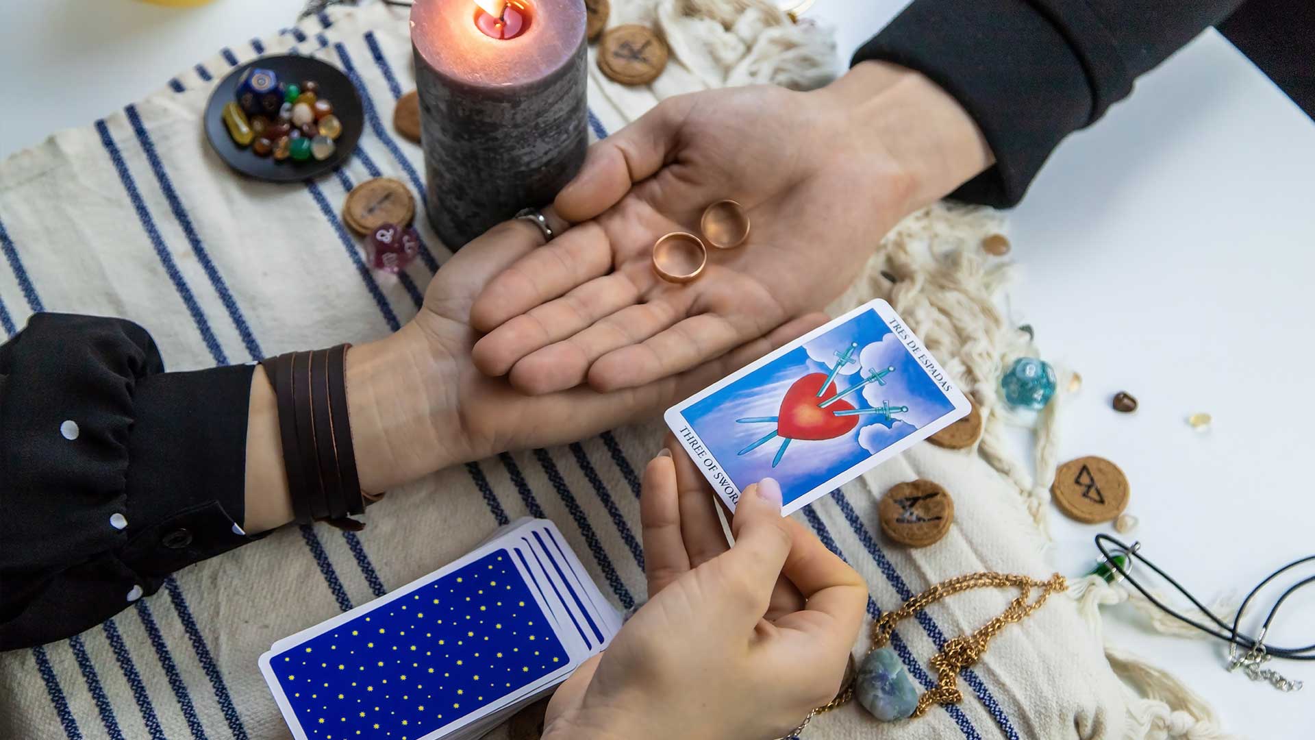 تفسیر انعکاسها و سایهها در قهوهخوانی