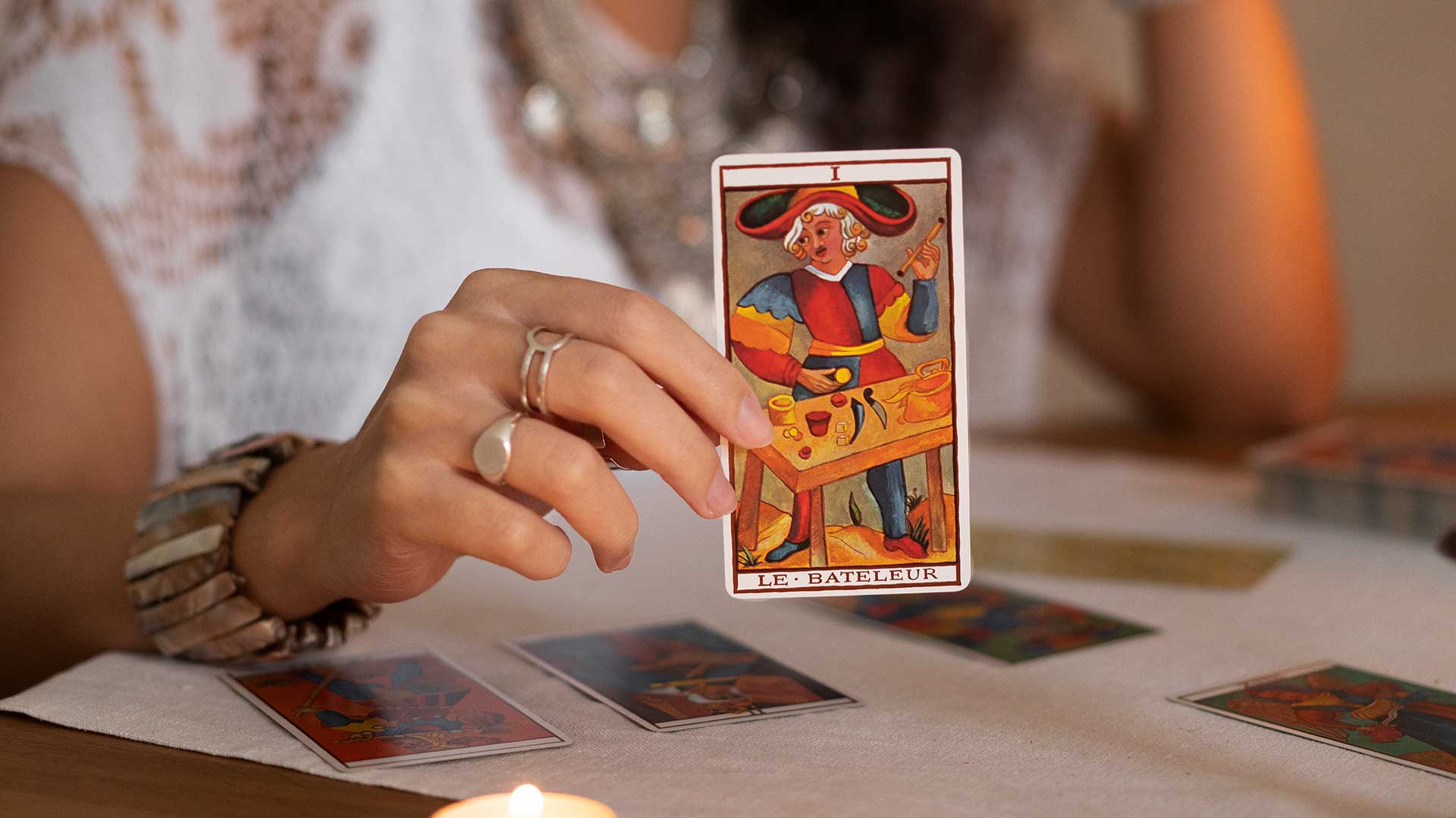 تفسیر انعکاسها و سایهها در قهوهخوانی