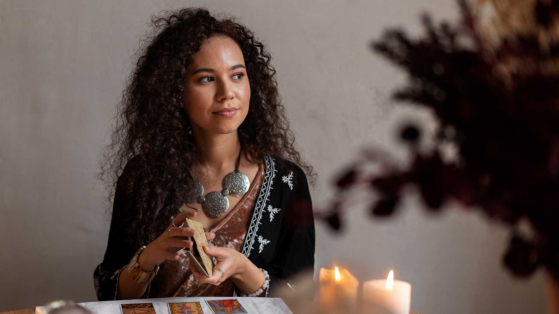 تفسیر انعکاسها و سایهها در قهوهخوانی