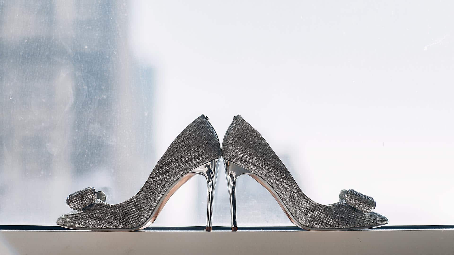 کفش پاشنه بلند در فال قهوه