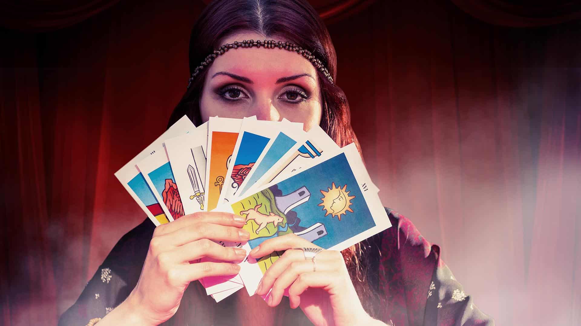 کفش پاشنه بلند در فال قهوه